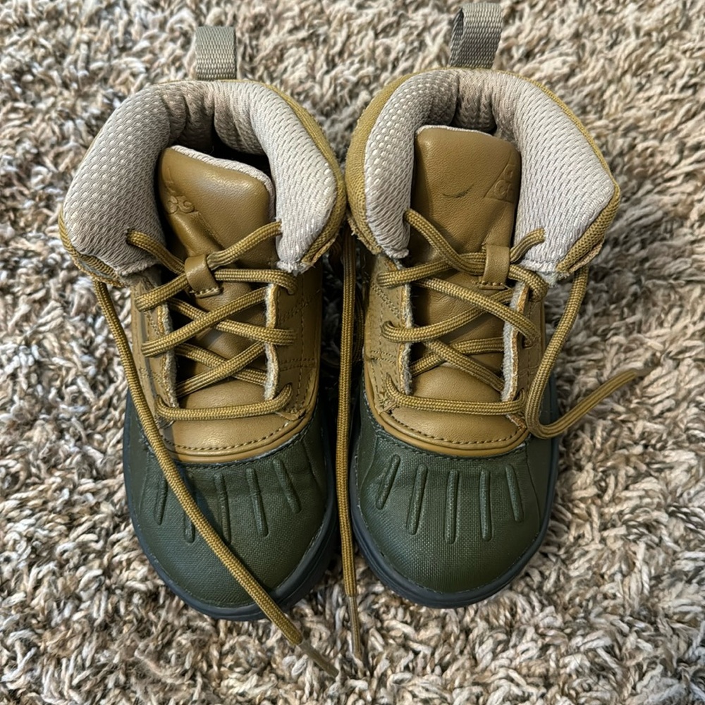 Snow boots